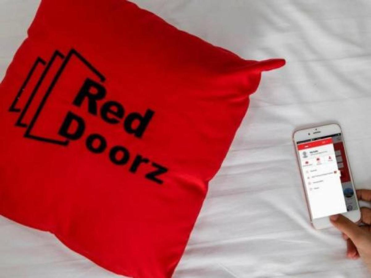 Reddoorz @ Genteng Surabaya Exteriör bild