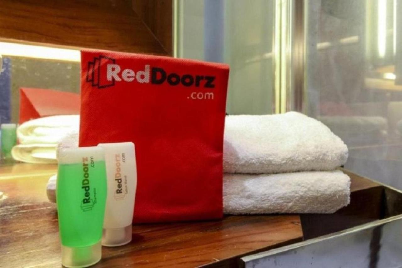 Reddoorz @ Genteng Surabaya Exteriör bild