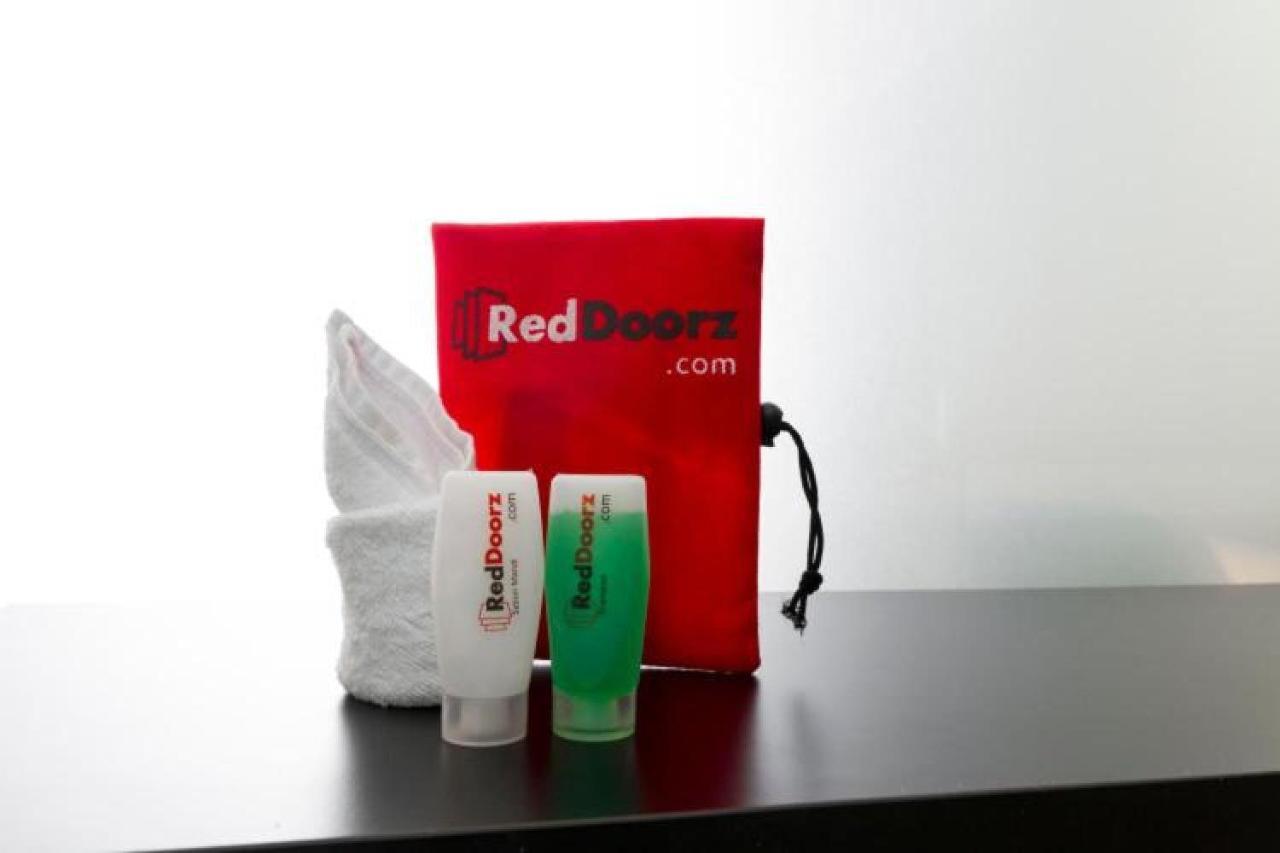 Reddoorz @ Genteng Surabaya Exteriör bild